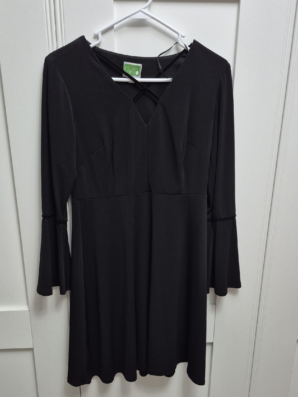 Women's Black Long-Sleeve V-Neck Flare-Sleeve Dress